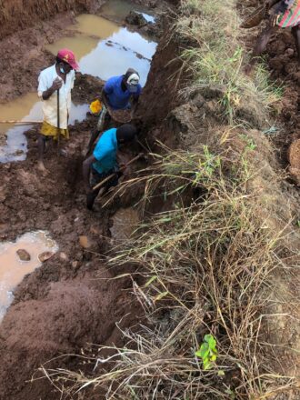Sri Lankan gem miners working with hand tools in Ratnapura – no machinery