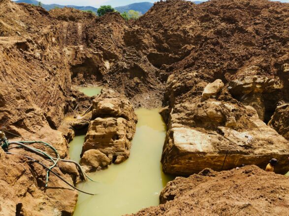 Traditional gemstone mining in Ratnapura, Sri Lanka – ethical, sustainable practices